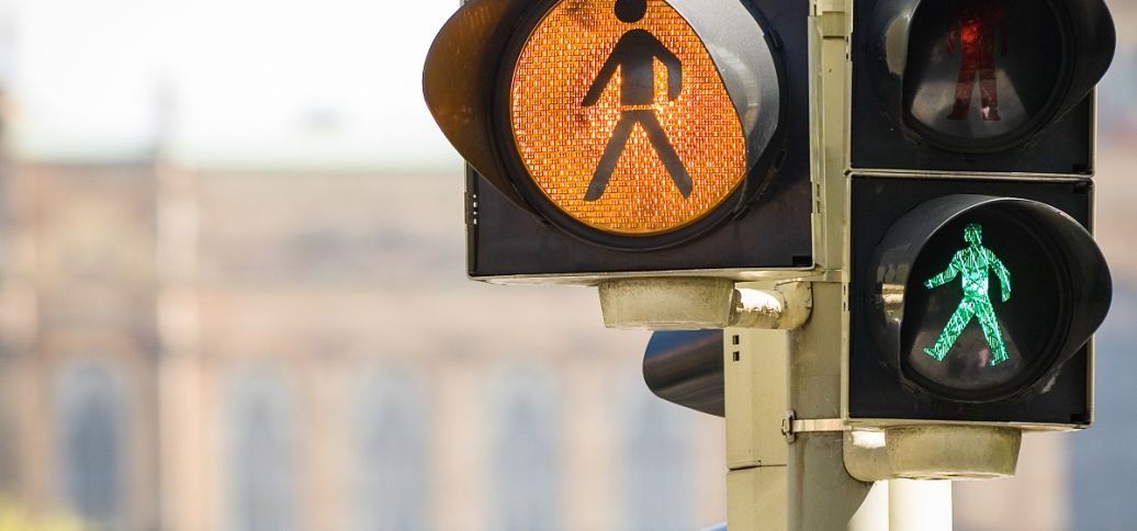 路口的交通信号灯装多少数量才合理？